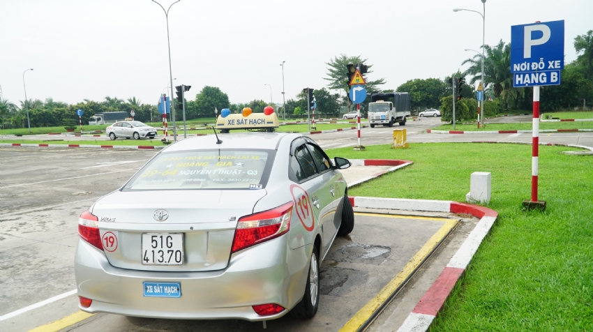 Trường hợp không được lùi xe để không vi phạm và mức phạt khi vi phạm năm 2024 Trường hợp không được lùi xe để không vi phạm và mức phạt khi vi phạm năm 2024